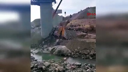 Diyarbakır'da viyadük inşaatında iskele çöktü: Yaralılar var!
