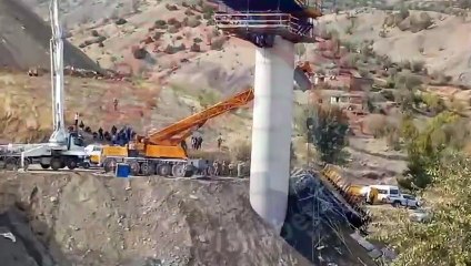 Diyarbakır’da köprü inşaatı çöktü