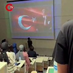 Necmettin Erbakan Üniversitesi, saygı duruşu esnasında telefonla konuşarak yürüyen öğrenci hakkında disiplin soruşturması başlattı.
