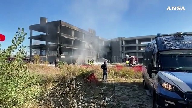 Incendio in un edificio occupato a Roma, ferito un uomo