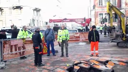 Milano: si apre una voragine nell'asfalto, crollano a terra un palo della luce e un semaforo