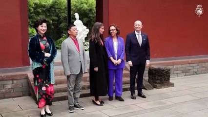 La Reina Letizia deslumbra en China rescatando su impecable vestido de tweed fucsia con flecos