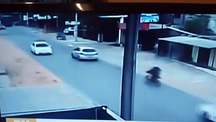 La motocicleta quedó completamente destruida tras el impacto frontal.