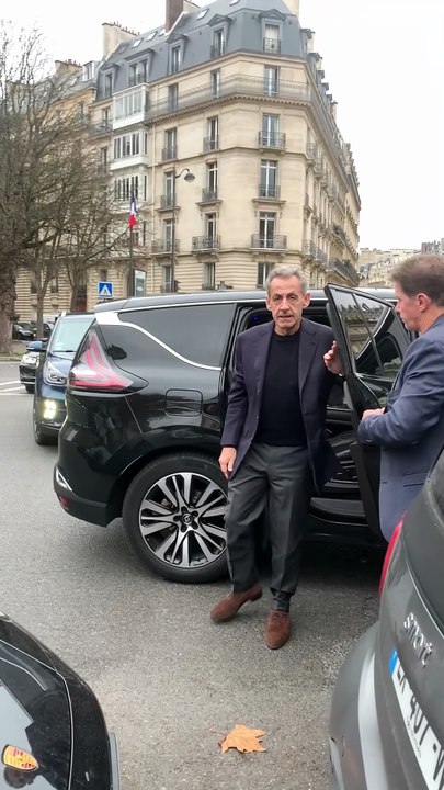 Nicolas Sarkozy déjeune avec Carla Bruni