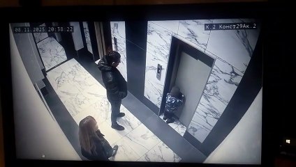 VIDEO: ¡Cayó al hueco del ascensor! Un padre se lanzó para salvar a su pequeño hijo
