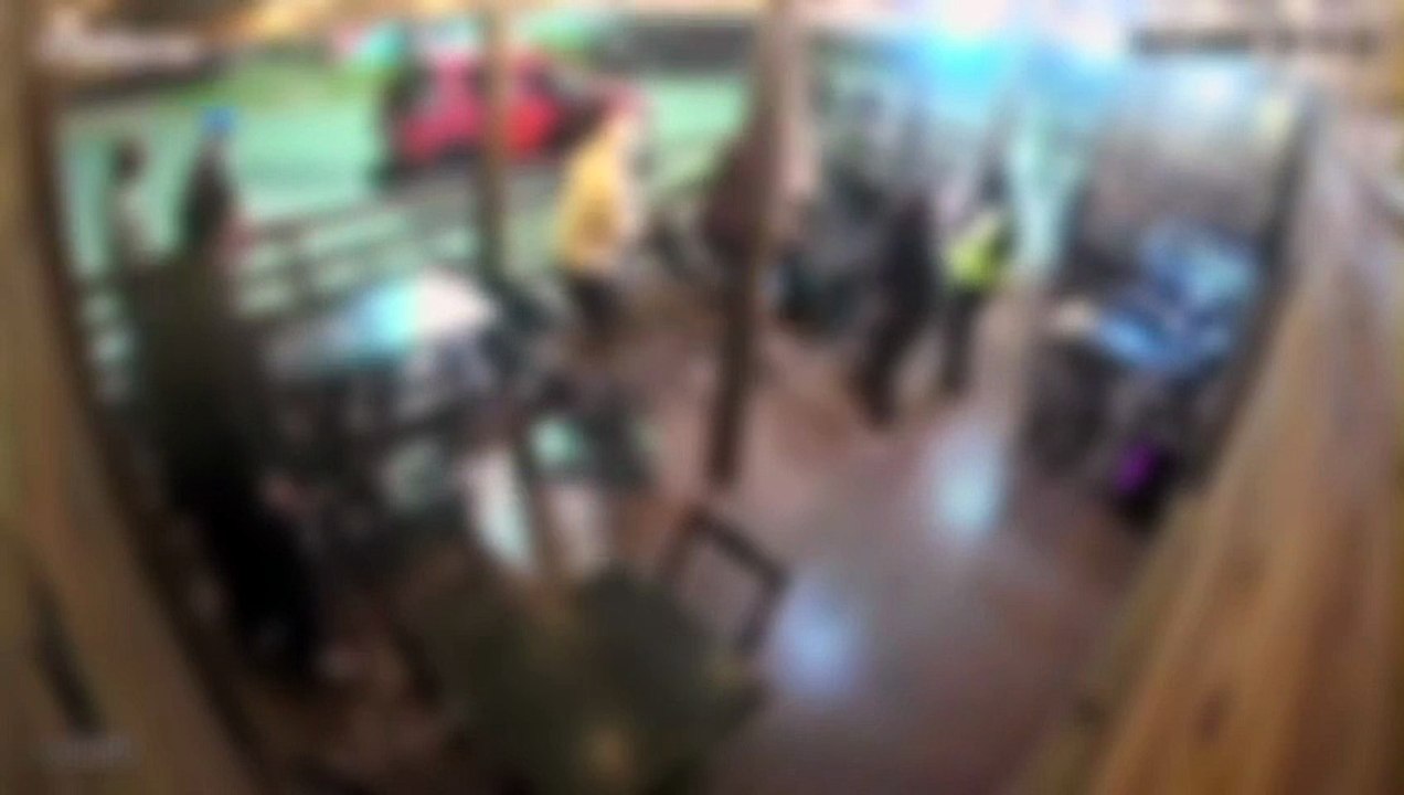 Vídeo mostra briga e ataques com faca em bar após desentendimento em Lages