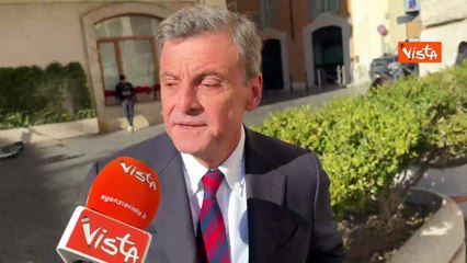 Calenda mostra tatuaggio con tridente Ucraina: Hanno disperato bisogno di sostegno