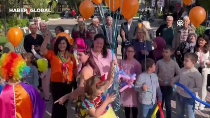 Turuncu balonlar lösemiyi yenen Masal için gökyüzünde