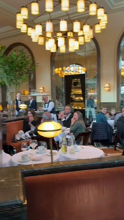 Nicolas Sarkozy et Carla Bruni applaudis à la sortie de leur déjeuner