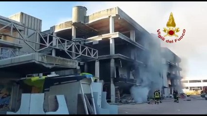 Incendio in un edificio occupato a Roma, immagini dei vigili del fuoco