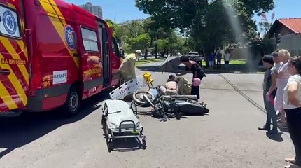 Colisão entre carro e moto deixa homem ferido em cruzamento movimentado de Umuarama