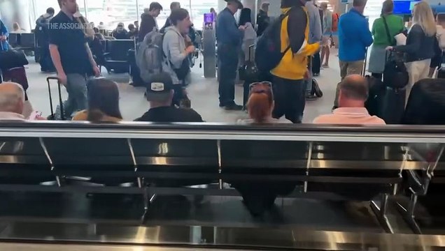 Trump demands air traffic controllers return to work as flight cancellations drag on