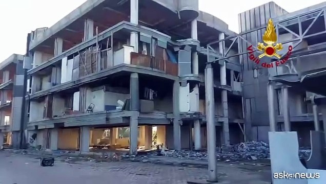 Incendio in un edificio occupato a Roma, immagini dei vigili del fuoco