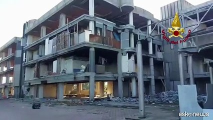 Incendio in un edificio occupato a Roma, immagini dei vigili del fuoco