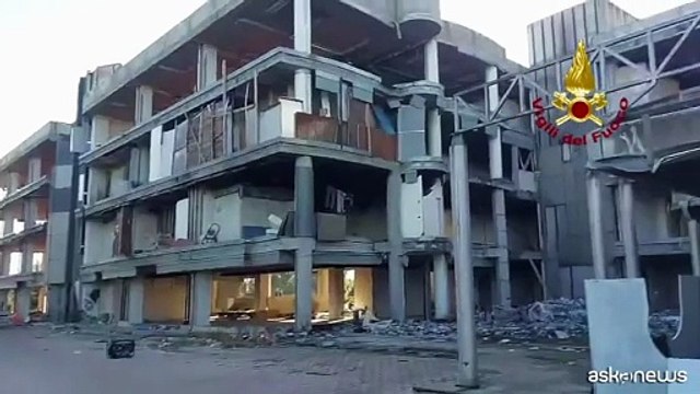 Incendio in un edificio occupato a Roma, immagini dei vigili del fuoco