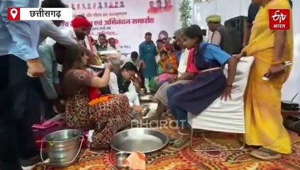 ईसाई धर्म में गए 125 आदिवासियों ने की घर वापसी, बीजेपी विधायक भावना बोहरा ने पैर धोकर किया स्वागत