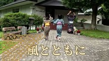 Trois amies en kimono sautent vers le futur | Three Friends Jump in Kimono | 三人の着物ジャンプ ― 風と自由の瞬間