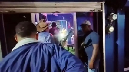 Con escopeta en manos alcalde Santiago Riverón interrumpe fiesta de haitianos en Dajabón