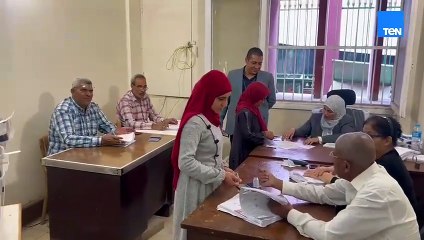من داخل اللجنة الانتخابية.. إقبال كثيف  للسيدات للمشاركة في انتخابات مجلس النواب بأسيوط