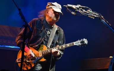 Neil Young compie 80 anni: dalle proteste degli inizi all'ultimo brano contro Trump (che non cita nemmeno)