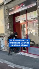 Follia a Firenze, sfonda la vetrina in pieno giorno