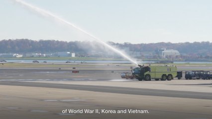 Barack Obama surprises an entire plane of veterans this Veterans Day – unforgettable reactions!