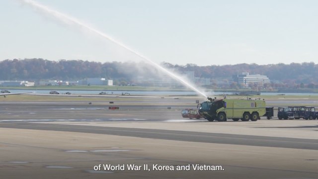 Barack Obama surprises an entire plane of veterans this Veterans Day – unforgettable reactions!