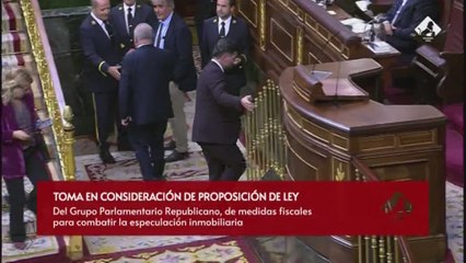 Rufián va a comparecer en el Congreso, ve la bancada de Vox y PP vacía y deja una frase para esculpir en piedra