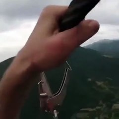 Il se retrouve coincé au milieu de sa descente en tyrolienne...