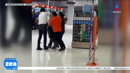 Guardias de seguridad someten a hombre de la tercera edad por presunto robo