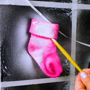 Creating window art with fake snow❄️