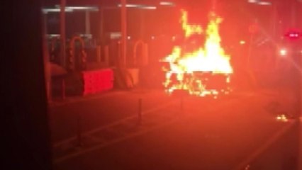 고속도로 요금소 부딪혀 차량 화재...30대 남성 중상 / YTN