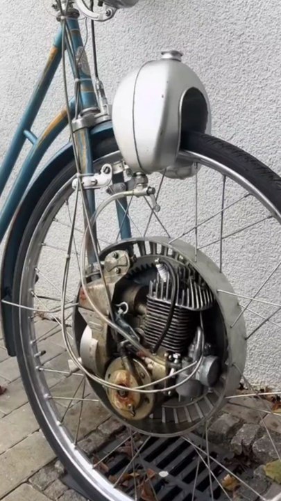 A rare piece of German engineering 🇩🇪✨This 1952 German 34cc two-stroke motorized bicycle is where history meets innovation — an early step toward today’s electric bikes. ⚙️