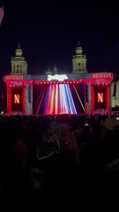Así comenzó la proyección en el Zócalo del icónico primer concierto de Juan Gabriel en Bellas Artes