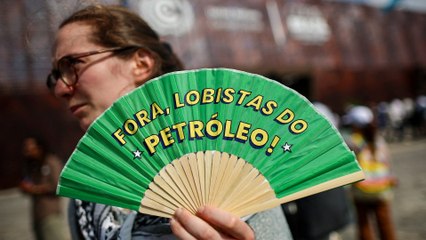 Activistas climáticos protestan durante la COP30