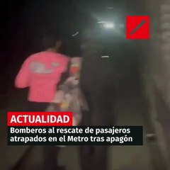 Bomberos al rescate de pasajeros atrapados en el Metro de Santo Domingo tras el apagón general.