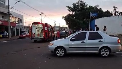 Jovem fratura a perna após batida entre Honda Bros e Jeep na Rua Xavantes