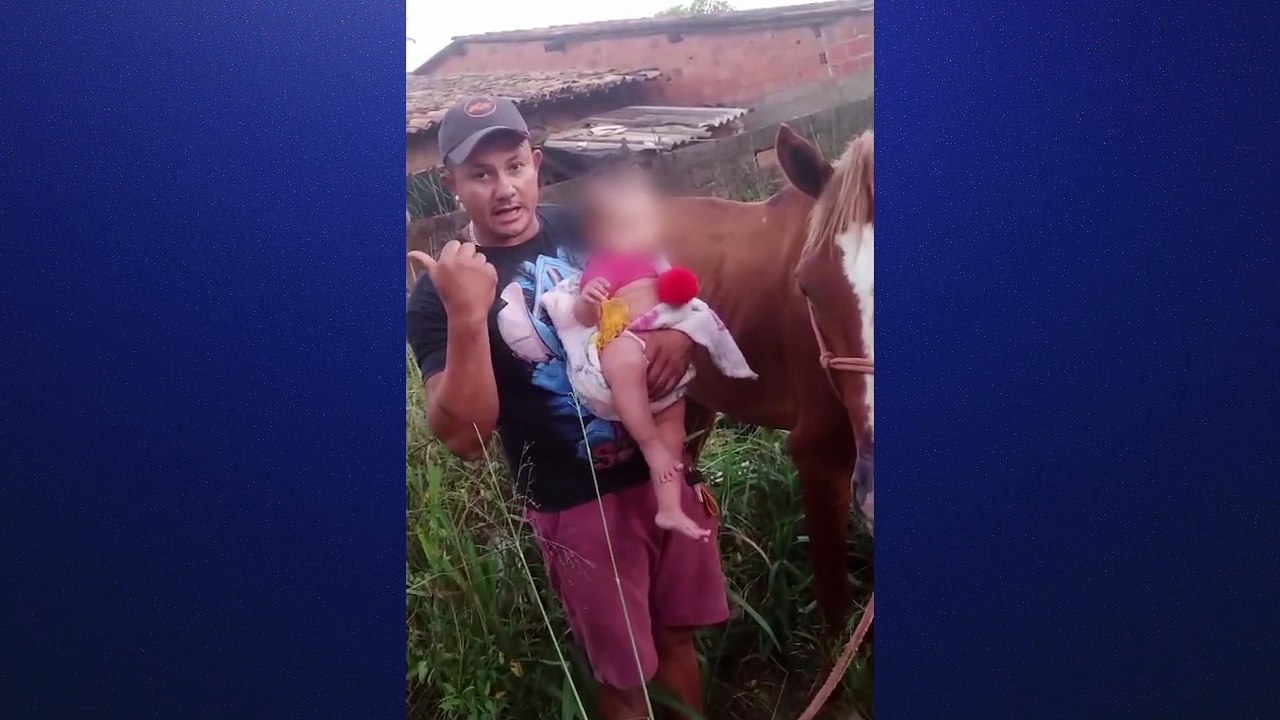 Homem filmado arrastando cavalo em carro se defende: 'Não sabia que não podia'