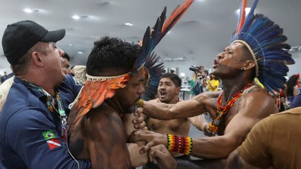Se enfrentan indigenas en la COP30