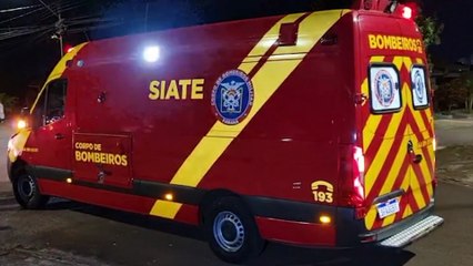 Motociclista é socorrido pelo Siate após colisão em cruzamento no Bairro Santa Cruz