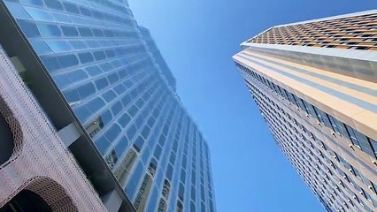 Looking around Kabukicho Tower. 茂木貴継