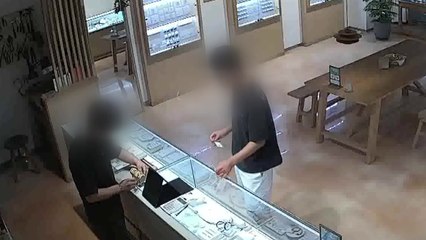 금은방서 금목걸이 훔쳐 달아난 10대 불구속 송치 / YTN