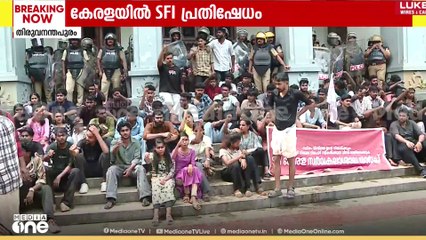 ജാതി അധിക്ഷേപം: ഡീൻ വിജയകുമാരിക്കെതിരെ SFI പ്രതിഷേധം, ജലപീരങ്കി ഉപയോഗിച്ച് പൊലീസ്