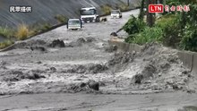 太麻里溪水漫過堤防 3輛援救工程車也受困泥水