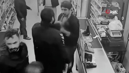 Bir çocuk şeker almak istedi, yumruklar, satırlar, tekmeler havada uçuştu; adeta savaş çıktı!