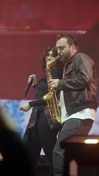 Cesare Cremonini suona il sax al concerto di Luca Carboni, video