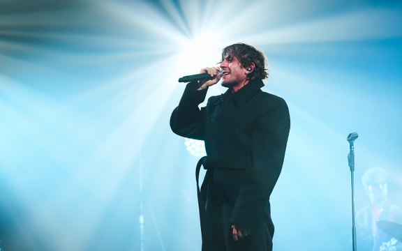 Nei suoi concerti nei teatri Rkomi ci mostra il suo lato più introspettivo (e questo ci piace parecchio)