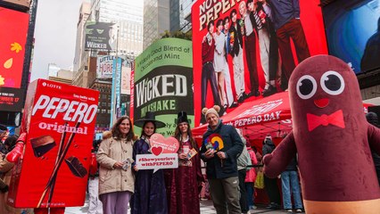 [기업] 롯데웰푸드, 뉴욕 타임스스퀘어 광장서 빼빼로데이 행사 / YTN