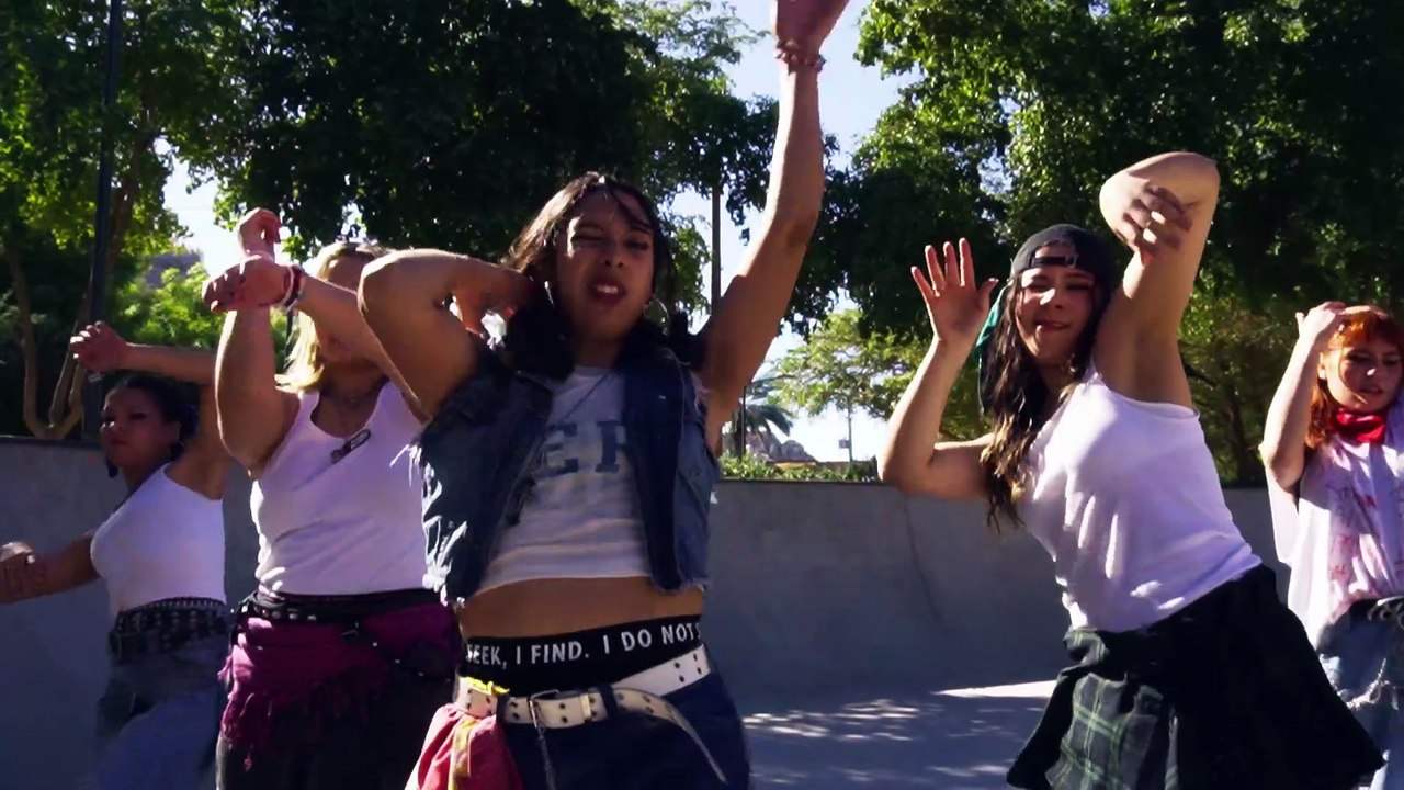 BAGGY_JEANS_PERFORMANCE_ Keep Up Dance Crew