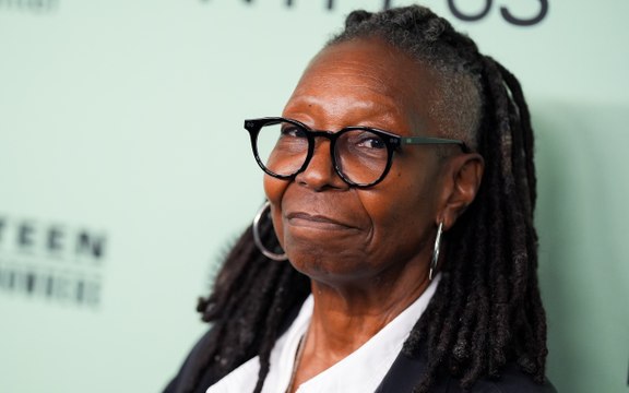 Whoopi Goldberg compie 70 anni: la sua carriera EGOT e l'impegno in Italia con Un posto al Sole